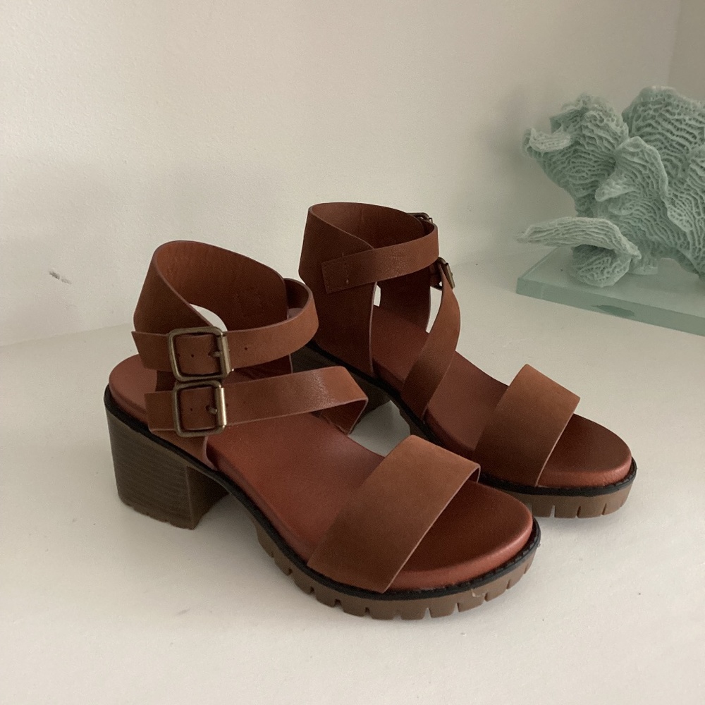 NEW MIA BROWN STRAPPY BLOCK HEEL SANDALS SHOES size 6